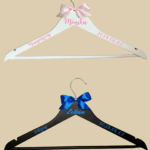 Kék-rózsaszín díszítésű vállfa